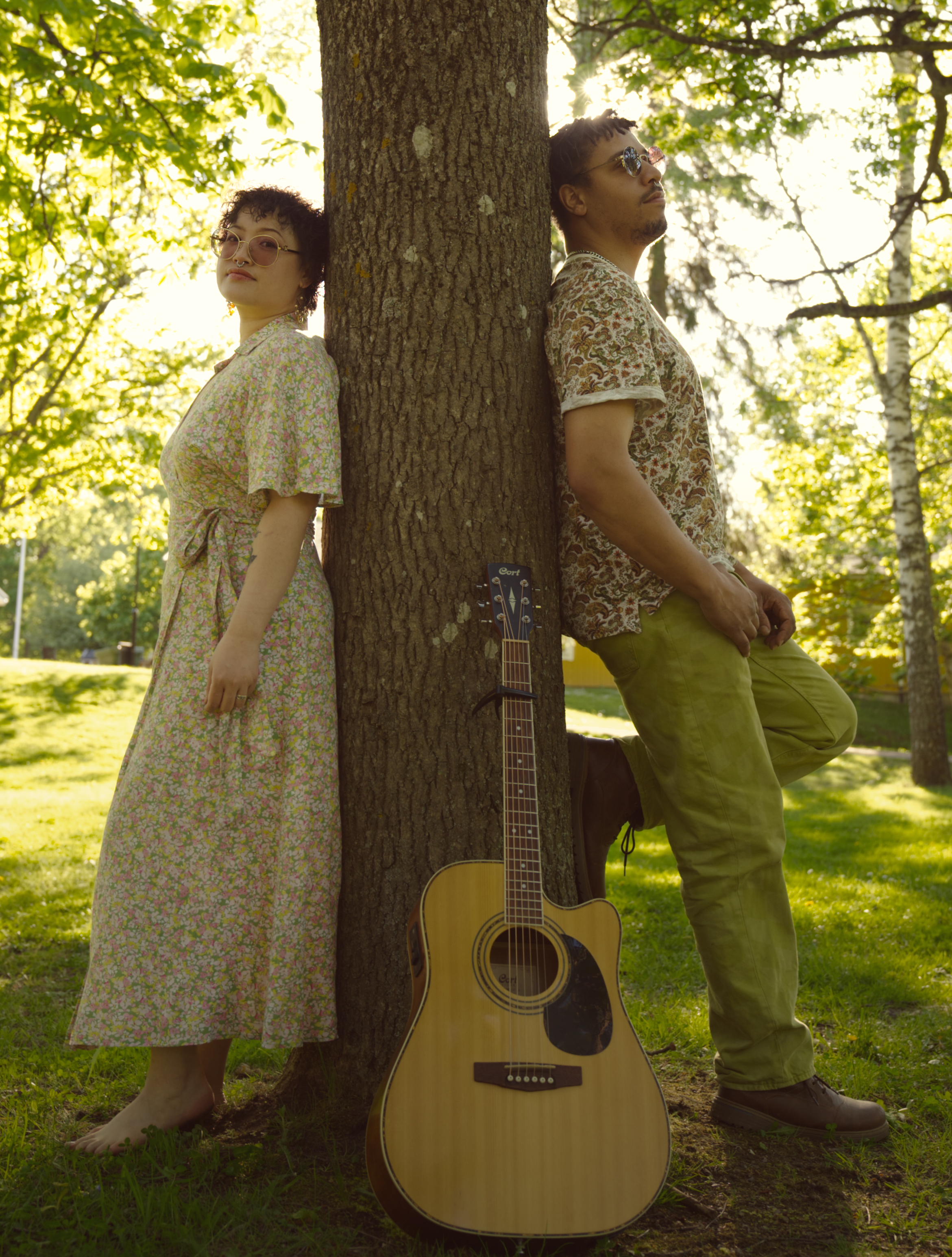 Hjärter 7 standing leaning against a giant tree